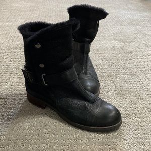 SO CHIC Matt Bernson Soze 9 Black Shine-Effect Fur Boot